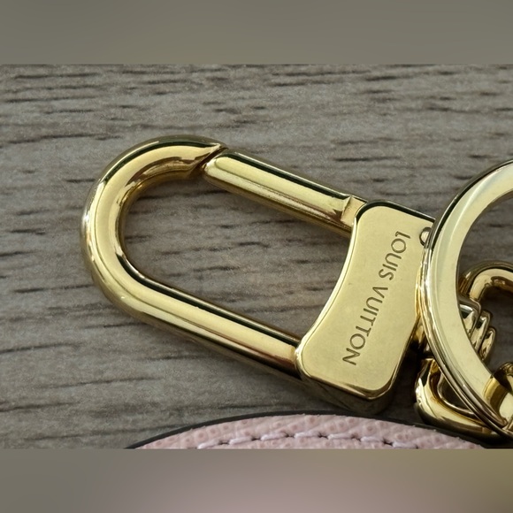 PRICE FIRM Louis Vuitton 2020 Vivienne Bag Charm & Key Holder - Picture 8 of 16